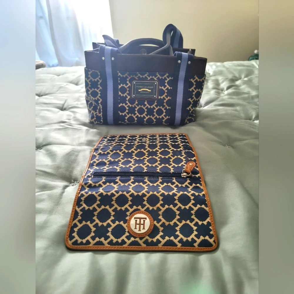 Tommy Hilfiger (BUNDLE) Navy & Tan Purse w/wallet - Picture 1 of 5